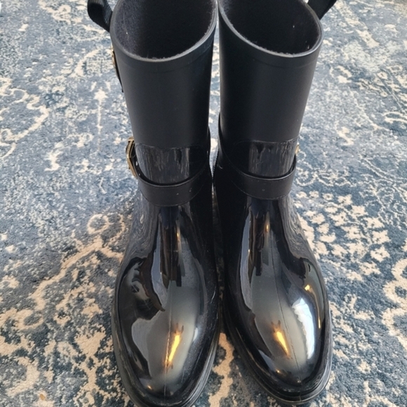 🍁Beautiful Guess Like New Rain Boots - Picture 3 of 7